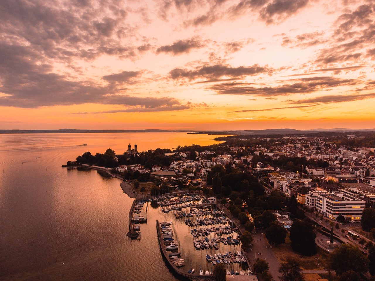 Hafen am Bodensee im Sonnenuntergang